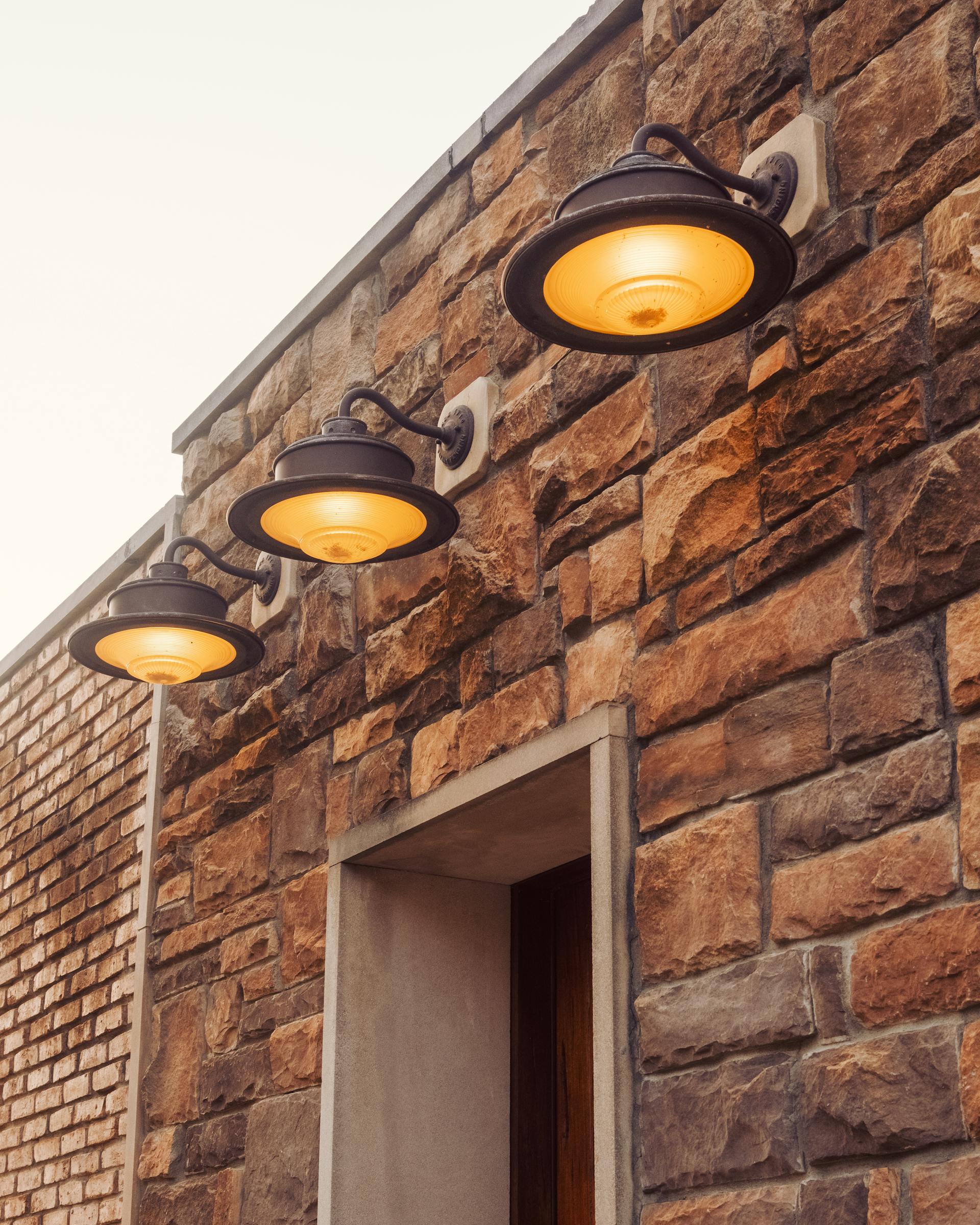 Kinkiety zewnętrzne LED – jak wybrać idealny model?